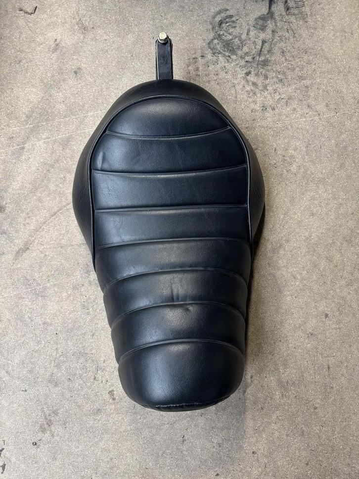 Harley-Davidson Sportster Iron Solo Zadel – 2004-heden (Midd, Motoren, Onderdelen | Harley-Davidson, Gebruikt, Ophalen of Verzenden