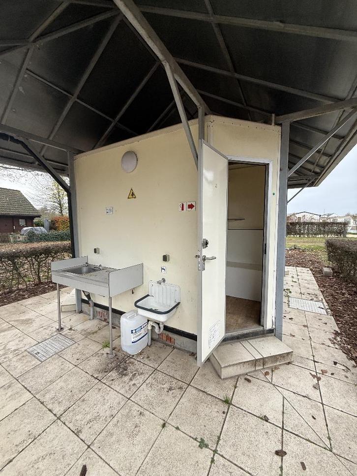 Unité sanitaire fixe/4 douches/chaudière solaire, Vacances, Campings, Parc de loisirs