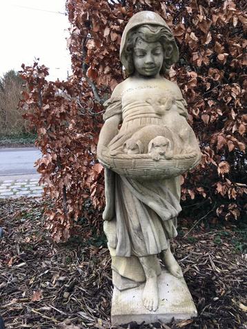 Oud Engels stenen Tuinbeeld (meisje met puppy’s) beschikbaar voor biedingen