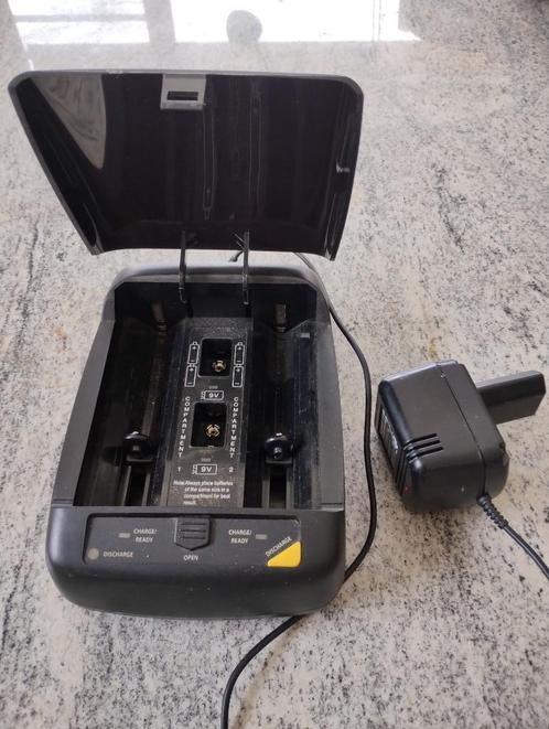 Universele batterijlader NIMH TOP Craft TCU 810, Audio, Tv en Foto, Opladers, Gebruikt, Ophalen of Verzenden