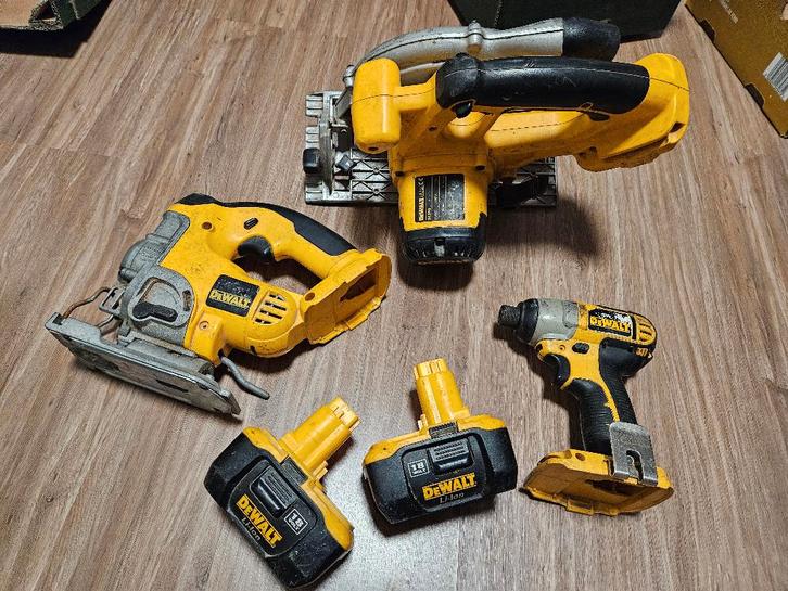 DeWalt 18 Volt cirkelzaag decoupeerzaag Schroevendraaier, Doe-het-zelf en Bouw, Gereedschap | Zaagmachines, Gebruikt, Cirkelzaag