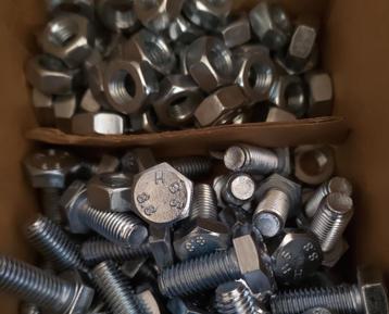 Tapbouten M10x25 met moeren beschikbaar voor biedingen