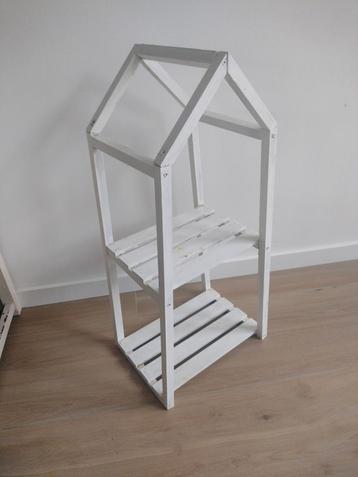 Houten rekje beschikbaar voor biedingen