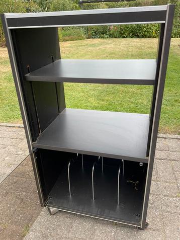 Muziek-installatie/stereo-meubel beschikbaar voor biedingen