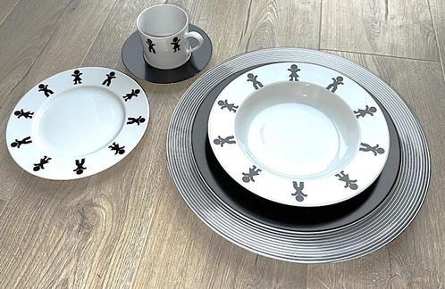 design tafelservies: borden + koffietassen, Huis en Inrichting, Keuken | Servies, Zo goed als nieuw, Ophalen