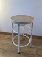 Kruk - wit metalen frame/synthetisch rotan, Huis en Inrichting, Ophalen, Zo goed als nieuw, 1 kruk, Metaal