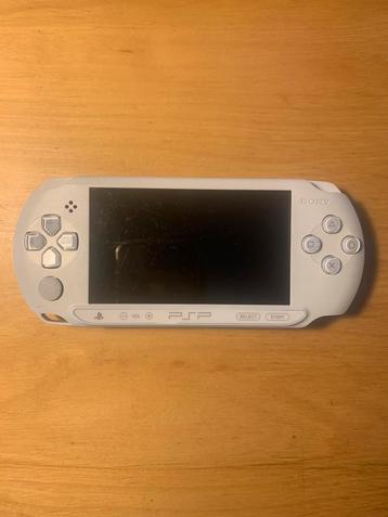 PSP Street E1004 Ice White+ Charger + 13 Games beschikbaar voor biedingen