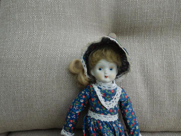 Deux poupées en porcelaine, Collections, Poupées, Utilisé, Poupée, Enlèvement ou Envoi