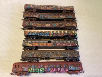 7 wagons in roestkleur met graffiti beschikbaar voor biedingen