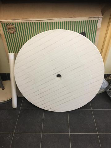 Ronde tuintafel met parasol en drie stoelen, Tuin en Terras, Ophalen, Gebruikt, Rond, Plastic