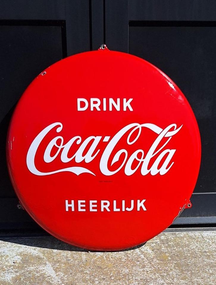 Grote emaille Hollandse Coca Cola button van Langcat Bussum., Verzamelen, Merken en Reclamevoorwerpen, Gebruikt, Reclamebord, Ophalen of Verzenden