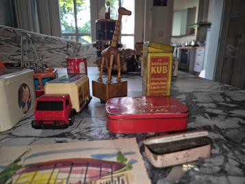 blikken doosjes beschikbaar voor biedingen