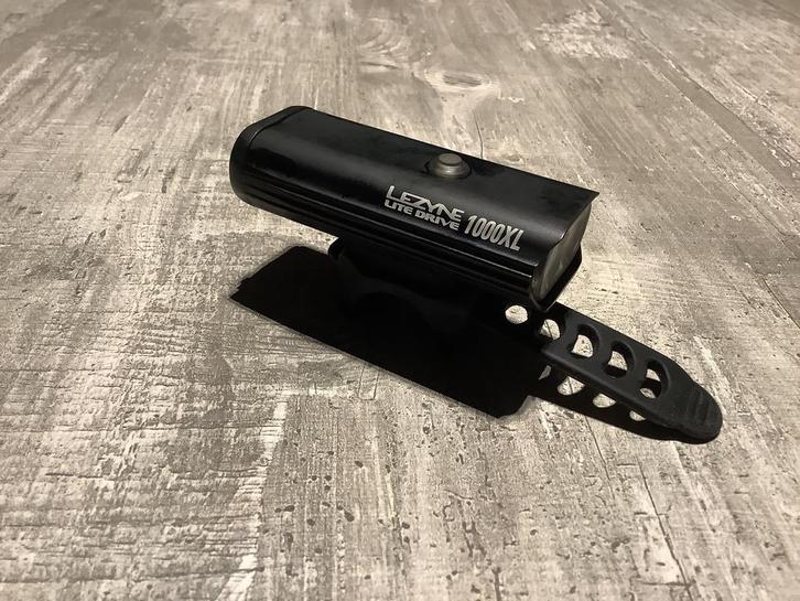 Lezyne 1000XL lite drive fietslamp, Fietsen en Brommers, Fietsaccessoires | Fietsverlichting, Voorlicht, Zo goed als nieuw, Batterij