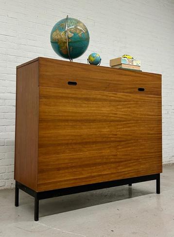Vintage schoolkast / klepkast beschikbaar voor biedingen
