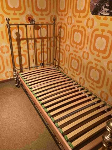 Koperen één persoons bed beschikbaar voor biedingen