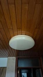 3 plafonniers géants, Enlèvement