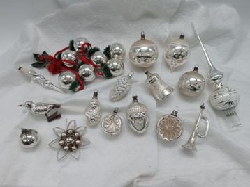 Oude zilveren glazen kerstballen beschikbaar voor biedingen