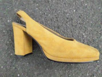 Chaussures NEUVES jaune