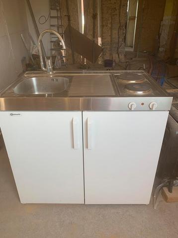 Meuble avec évier frigo et taques électriques, Enlèvement, Comme neuf
