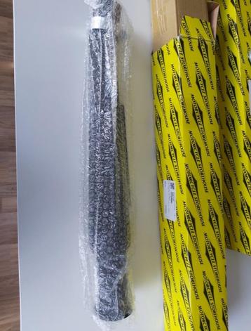 Trompet uitlaten. Links en rechts zwart beschikbaar voor biedingen