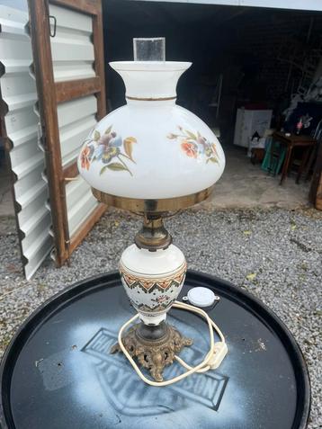 Prachtige antieke lamp beschikbaar voor biedingen