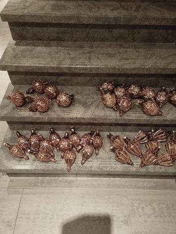 35 goudkleurige boomversieringen  beschikbaar voor biedingen