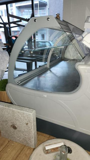 Te koop: Gekoelde toonbankvitrine (gebogen glas) beschikbaar voor biedingen