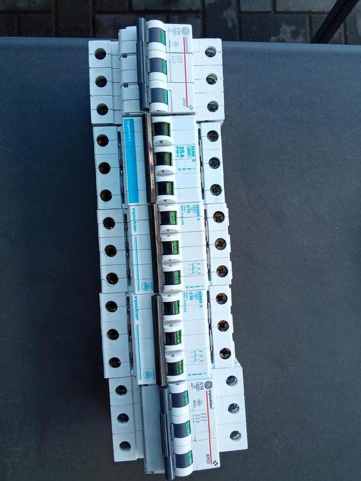 3 police automaten Vynckier, Bricolage & Construction, Électricité & Câbles, Enlèvement