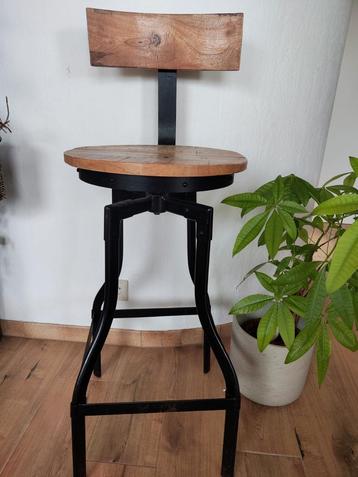 Industriële barstoelen – hout en metaal – 2 stuks beschikbaar voor biedingen