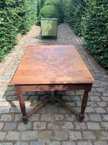Vintage eiken tafel – karaktervol en stabiel beschikbaar voor biedingen