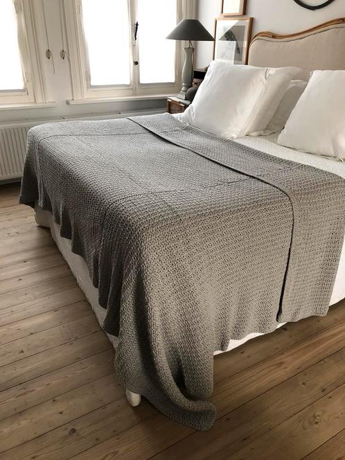 SPLINTERNIEUW HANDGEMAAKT DEKEN SPREI BED KATOEN XXL GRIJS, Huis en Inrichting, Woonaccessoires | Plaids en Woondekens, Nieuw