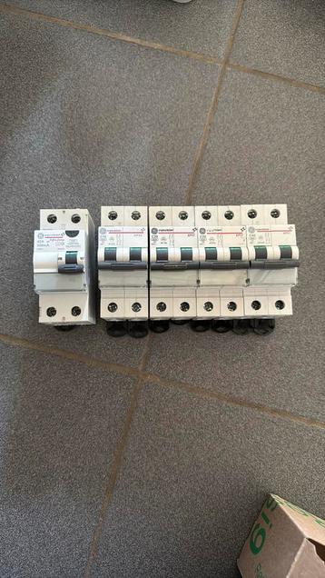 Vynckier automaten (C16, C20, C20, C40) + 40A 300mA diff beschikbaar voor biedingen