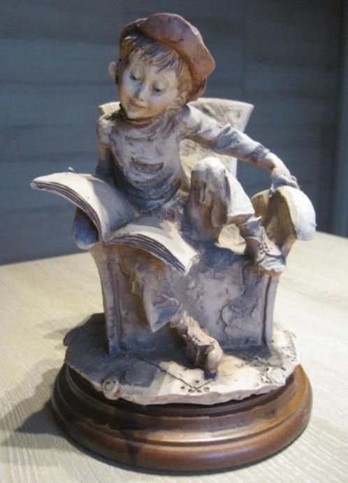 Beeldje "Jongen met boek" van Giuseppe Armani, Antiquités & Art, Art | Sculptures & Bois, Enlèvement ou Envoi
