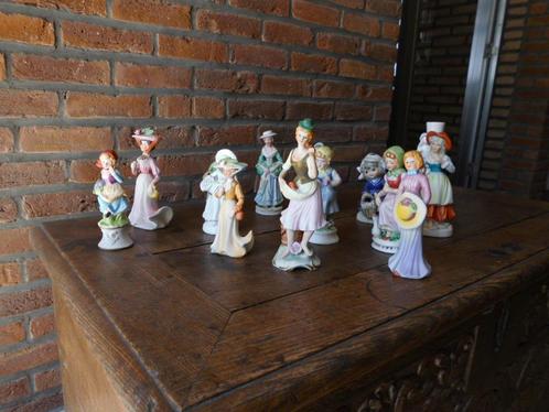 Beeldjes in biscuit en porcelein: dames met hoed, Collections, Statues & Figurines, Comme neuf, Humain, Enlèvement