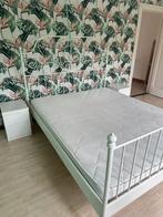 Groot ijzeren bed met propere matras, Huis en Inrichting, Slaapkamer | Bedden, 180 cm, Metaal, Wit, Zo goed als nieuw
