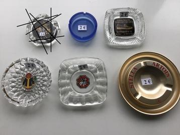 20 tal asbakken aan 2 of 1 euro per stuk beschikbaar voor biedingen