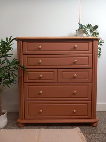 Ladekast in een mooie terracotta kleur beschikbaar voor biedingen