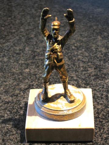 Statuette en bronze d'un boche (première guerre) se rendant beschikbaar voor biedingen