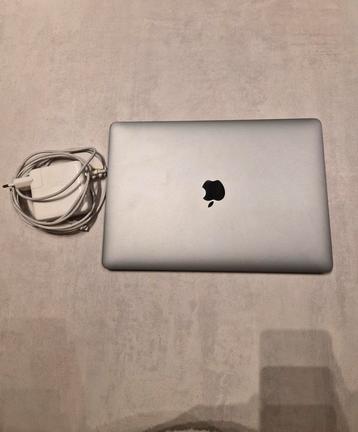 Macbook pro 13 inch (2017) + Oplader beschikbaar voor biedingen