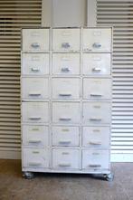 Belle armoire à tiroirs en métal industriel blanc gris, Maison & Meubles, Armoires | Commodes, Industrieel, 25 à 50 cm, 5 tiroirs ou plus
