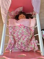 Houten speelgoed wieg met pop, Ophalen of Verzenden, Zo goed als nieuw, Meubelstuk of Keukentje