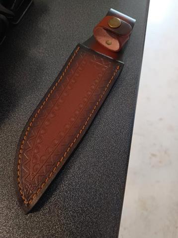 Lederen schede voor mes van max 18.2cm lang en 4 cm breed  beschikbaar voor biedingen