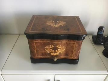 Antiek dranken kastje beschikbaar voor biedingen