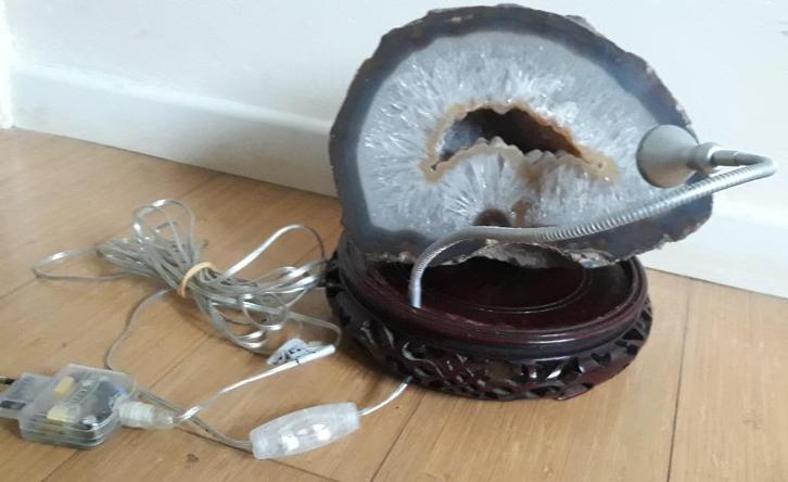 Lampe de salon (ou de chevet) avec géode de cristal de roche, Huis en Inrichting, Lampen | Tafellampen, Hout, Ophalen