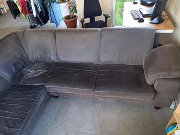 Gratis hoeksalon in degelijke staat beschikbaar voor biedingen