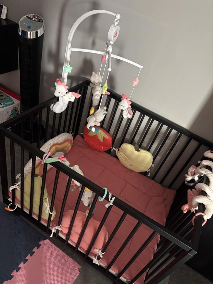 Parc bébé + matelas, Kinderen en Baby's, Babyparken, Zo goed als nieuw, Rechthoekig, In hoogte verstelbaar, Boxkleed, Wieltjes