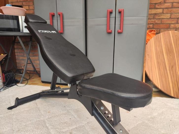 Verstelbare fitnessbank Focus Fitness – goede staat, Sports & Fitness, Équipement de fitness, Comme neuf, Banc d'exercice, Bras