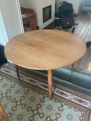 Vintage tafel  beschikbaar voor biedingen
