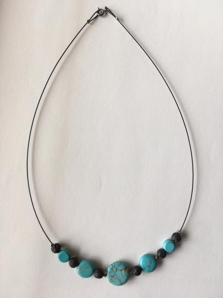 Halsketting met lavasteentjes, Handtassen en Accessoires, Kettingen, Zo goed als nieuw, Steen of Mineraal, Zwart, Ophalen of Verzenden
