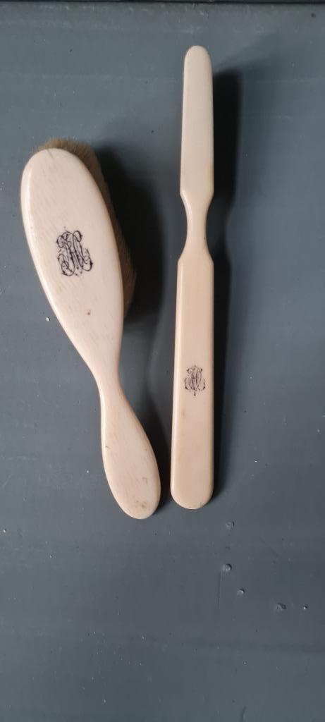 Antiek kinder haar-nagelborsteltje Gotisch monogram, Antiek en Kunst, Antiek | Kleding en Textiel, Dames, Heren, Kinderen, Ophalen of Verzenden